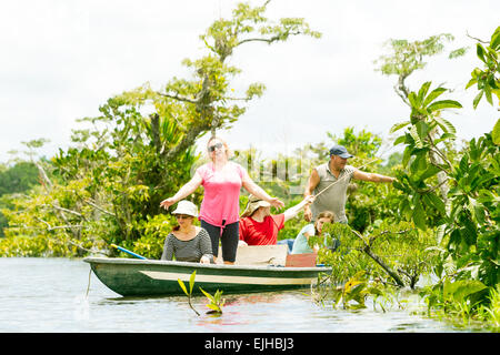 I turisti la pesca leggendario pesce Piranha in Amazzonia ecuadoriana giungla primaria Foto Stock
