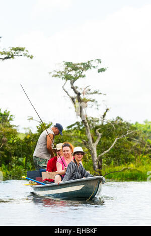 Imbarcazione turistica la navigazione su Amazon oscuro acqua In Cuyabeno riserva faunistica Foto Stock