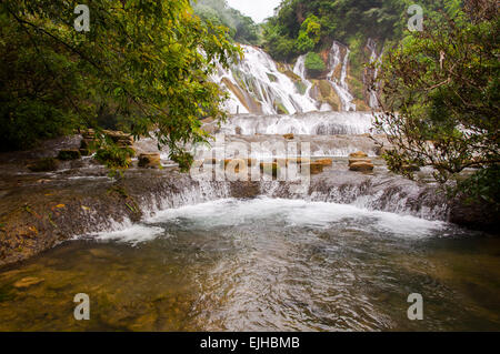 Si tratta di una cascata in Guizhou Cina Foto Stock