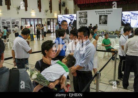 Gli abitanti di Singapore nel lutto e nel rispetto del loro ex primo ministro, Lee Kuan Yew Foto Stock