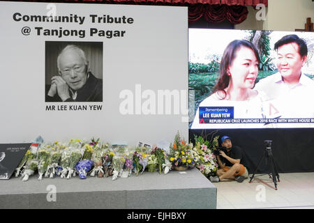 Gli abitanti di Singapore nel lutto e nel rispetto del loro ex primo ministro, Lee Kuan Yew Foto Stock