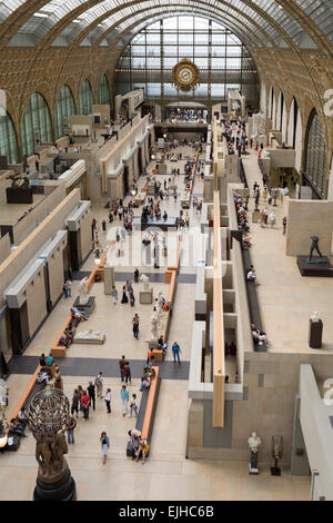 Vista complessiva all'interno della sala principale del museo di Orsay a Parigi, Francia Foto Stock