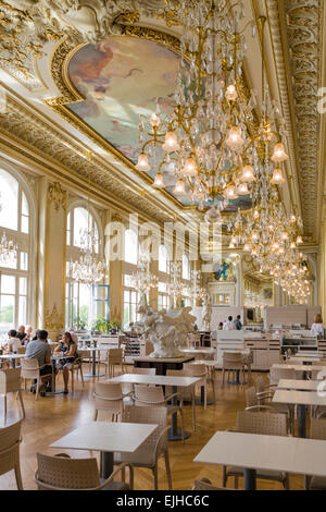 Ristorante ornato del museo di Orsay a Parigi, Francia, con diners Foto Stock