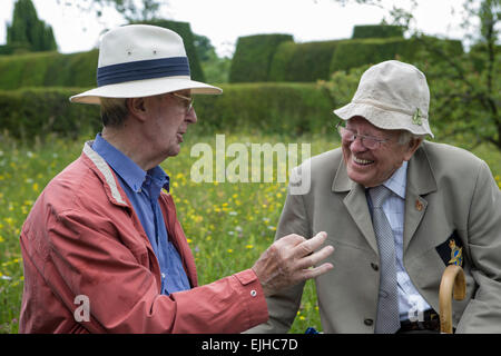 Due uomini in conversazione al di fuori di Great Dixter House nel Kent, Inghilterra Foto Stock