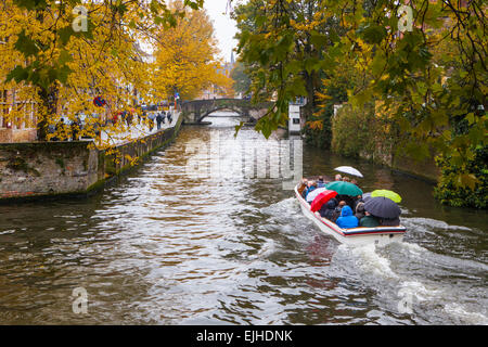 Gita in barca dei canali di Bruges, Belgio Foto Stock