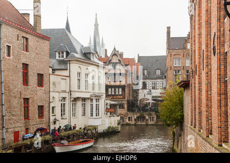 Gita in barca dei canali di Bruges, Belgio Foto Stock