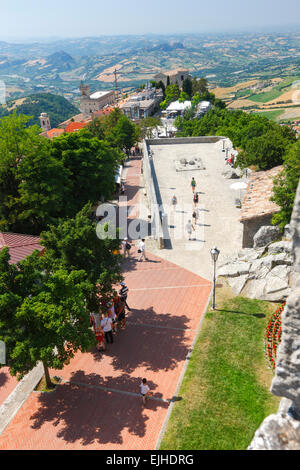 La Repubblica di San Marino, Italia - vista dalle mura della città dalla parte superiore Foto Stock