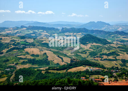 La Repubblica di San Marino, vista dalla cima della collina di Monte Titano. Foto Stock