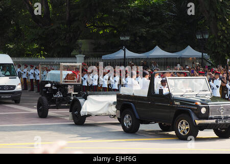 Gun Carrello corteo per ex ministro Mentor Lee Kuan Yew da Istana alla Casa del Parlamento Foto Stock