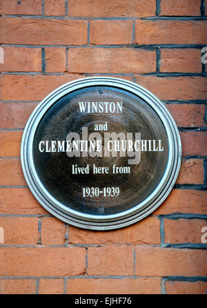 Londra, Inghilterra, Regno Unito. Una lapide commemorativa a 1-12 Morpeth Mansions, SW1. Winston e Clementine Churchill ha vissuto qui da 1930-1 Foto Stock