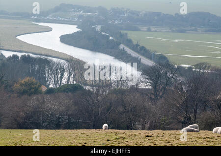 Una vista della valle Cuckmere dal vicino Downs cercando in tutta verso i bracci Cuckmere public house Foto Stock