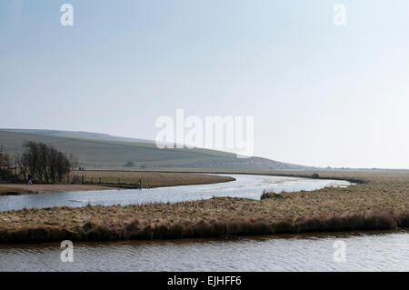 Una vista del Cuckmere Valley cercando in tutta verso le sette sorelle scogliere Foto Stock