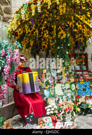 Donna in costume regionale a suonare la fisarmonica a Montmartre, Paris, Francia Foto Stock