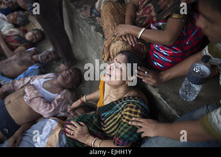 Narayangonj, Bangladesh. 27 Mar, 2015. I parenti sono c asciugatura vicino al corpo morto morto in un parapiglia durante l''˜Astami snan', sante indù in bagno il vecchio fiume Brahmaputra. Credito: ZUMA Press, Inc./Alamy Live News Foto Stock