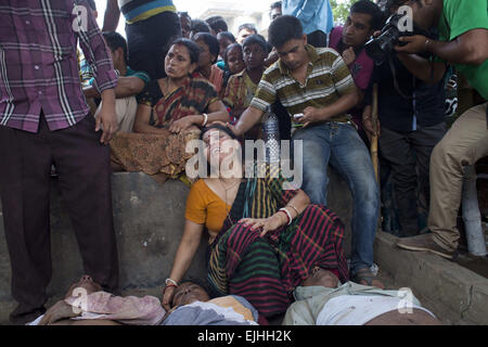 Narayangonj, Bangladesh. 27 Mar, 2015. I parenti sono c asciugatura vicino al corpo morto morto in un parapiglia durante l''˜Astami snan', sante indù in bagno il vecchio fiume Brahmaputra. Credito: ZUMA Press, Inc./Alamy Live News Foto Stock