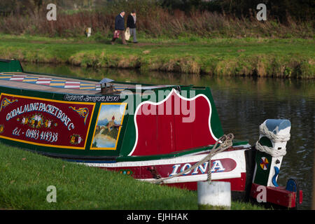 A cavallo il canal barche sul fiume Wey in Godalming Surrey, Inghilterra Foto Stock