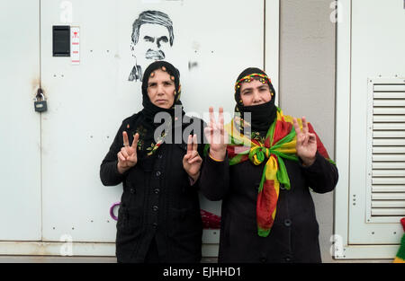 Curdi celebrando Newroz, Curdo Anno Nuovo a Diyarbakir, Kurdistan turco, Turchia Foto Stock