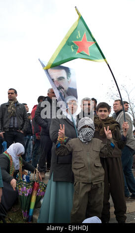 Curdi celebrando Newroz, Curdo Anno Nuovo a Diyarbakir, Kurdistan turco, Turchia Foto Stock