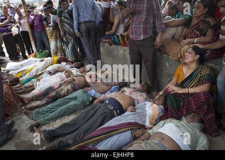 Narayangonj, Bangladesh. 27 Mar, 2015. I parenti sono c asciugatura vicino al corpo morto morto in un parapiglia durante l''˜Astami snan', sante indù in bagno il vecchio fiume Brahmaputra. Credito: ZUMA Press, Inc./Alamy Live News Foto Stock