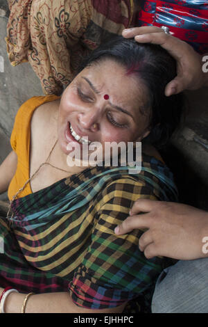 Narayangonj, Bangladesh. 27 Mar, 2015. I parenti sono c asciugatura vicino al corpo morto morto in un parapiglia durante l''˜Astami snan', sante indù in bagno il vecchio fiume Brahmaputra. Credito: ZUMA Press, Inc./Alamy Live News Foto Stock