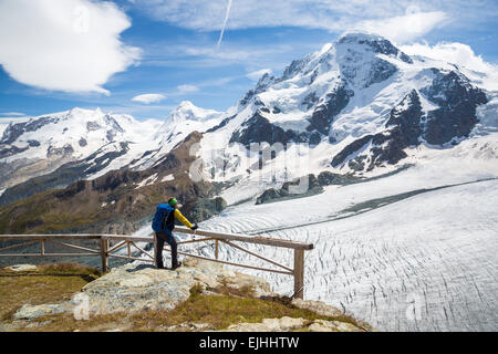 La vista dalla terrazza del rifugio gandegg, monte rosa gruppo, Zermatt, Vallese, Svizzera Foto Stock