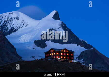 Berghaus fluhalp, strahlhorn e adlerhorn sul retro, Zermatt, Vallese, Svizzera Foto Stock