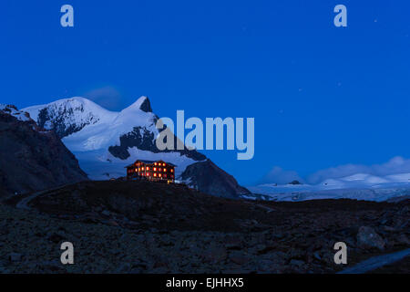Berghaus fluhalp, strahlhorn e adlerhorn sul retro, Zermatt, Vallese, Svizzera Foto Stock