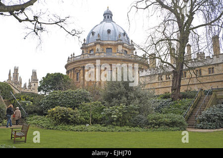 Radcliffe Camera palazzo visto da fellows giardino, Exeter College di Oxford, Oxfordshire, Inghilterra, Regno Unito. Foto Stock