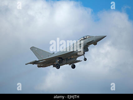 Urofighter Typhoon ZK305 DE ritorna a RAF Lossiemouth Air Base, Morayshire. La Scozia. SCO 9665. Foto Stock