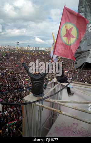 Curdi celebrando Newroz, Curdo Anno Nuovo a Diyarbakir, Kurdistan turco, Turchia Foto Stock