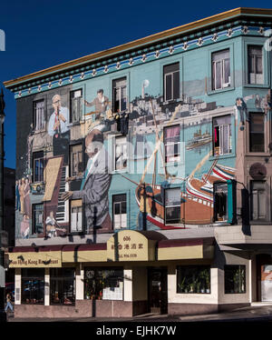 Murale cinese sul lato dell'edificio, San Francisco, California, Stati Uniti d'America Foto Stock