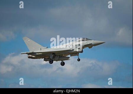 Eurofighter Typhoon ZK305 DE ritorna a RAF Lossiemouth Air Base, Morayshire. La Scozia. SCO 9667. Foto Stock