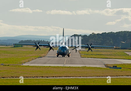 Un Royal Air Force danese C130J-30 Hercules 2 in rullaggio a RAF Lossiemouth, Morayshire. La Scozia. SCO 9671. Foto Stock