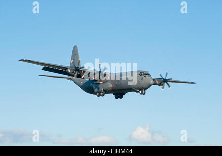 Un Royal Air Force danese C130J-30 Hercules 2 fa il suo approccio finale di Lossiemouth, Morayshire. La Scozia. SCO 9672. Foto Stock