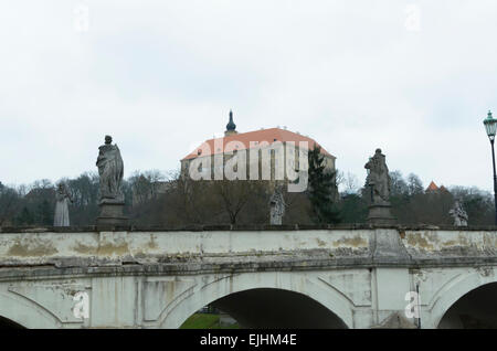 Castello/Statni Zamek sulla collina, attraverso il ponte Foto Stock