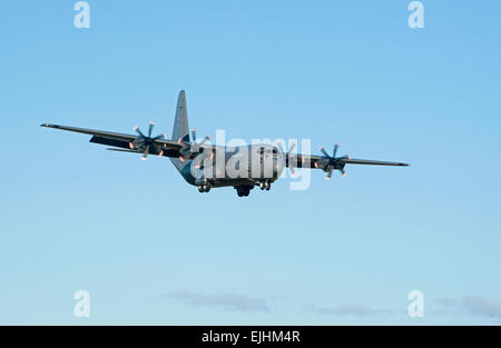 Un Royal Air Force danese C130J-30 Hercules 2 fa il suo approccio finale di Lossiemouth, Morayshire. La Scozia. SCO 9674. Foto Stock