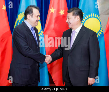 Pechino, Cina. 27 Mar, 2015. Il presidente cinese Xi Jinping (R) si riunisce con il kazako il primo ministro Karim Masimov presso la Grande Sala del Popolo di Pechino, capitale della Cina, 27 marzo 2015. © Zhang Duo/Xinhua/Alamy Live News Foto Stock