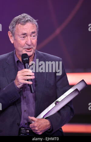 Berlino, Germania. 26 Mar, 2015. British musucian e membro fondatore della band Pink Floyd, Nick Mason, sorge sul palco con il suo premio durante l'eco musica cerimonia di premiazione che si terrà a Berlino (Germania), 26 marzo 2015. Mason e Pink Floyd sono stati premiati nella categoria 'band Rock/Pop internazionale". I premi sono stati presentati per la ventiquattresima volta. Foto: Britta Pedersen/dpa/Alamy Live News Foto Stock