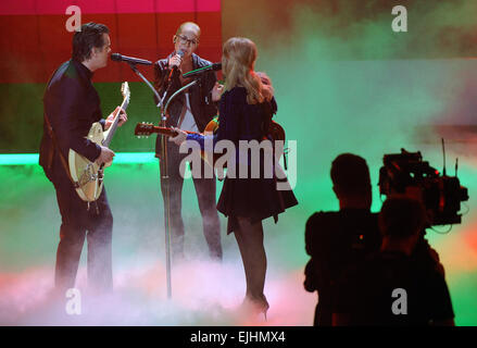 Berlino, Germania. 26 Mar, 2015. Cantante svizzera Stefanie HEINZ MAN 2 (R) e i membri della band olandese la comune Linnets, Ilse DeLange (2R), eseguire sul palco wduring l'eco musica cerimonia di premiazione che si terrà a Berlino (Germania), 26 marzo 2015. I premi sono stati presentati per la ventiquattresima volta. Foto: Britta Pedersen/dpa/Alamy Live News Foto Stock