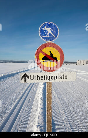 Frosty segnaletica sulle piste da sci, Finlandia Foto Stock