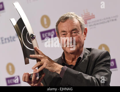 Berlino, Germania. 26 Mar, 2015. British musucian e membro fondatore della band Pink Floyd, Nick Mason, pone con il suo premio dopo l'eco musica cerimonia di premiazione che si terrà a Berlino (Germania), 26 marzo 2015. Mason e Pink Floyd sono stati premiati nella categoria 'band Rock/Pop internazionale". I premi sono stati presentati per la ventiquattresima volta. Foto:Jens Kalaene/dpa/Alamy Live News Foto Stock