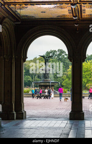 La gente camminare i loro cani, Bethesda Terrace e fontana, al Central Park di New York City, Stati Uniti d'America Foto Stock