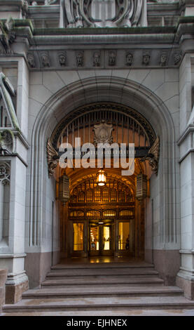 Dettaglio di ingresso principale alla Trinità costruzione su Broadway, New York City, Stati Uniti d'America Foto Stock