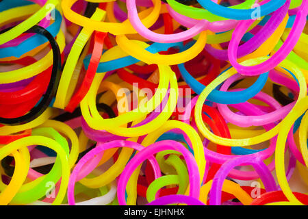 Foto macro di rotondo piccolo colorato nastri di gomma per la realizzazione di rainbow telaio bracciali Foto Stock