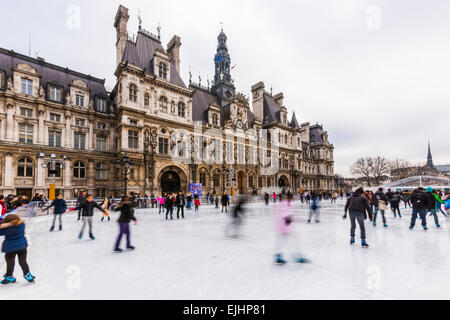 Persone il pattinaggio su ghiaccio al di fuori del Hotel de Ville di Parigi, Francia, nel tempo di Natale Foto Stock