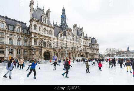 Persone il pattinaggio su ghiaccio al di fuori del Hotel de Ville di Parigi, Francia, nel tempo di Natale Foto Stock