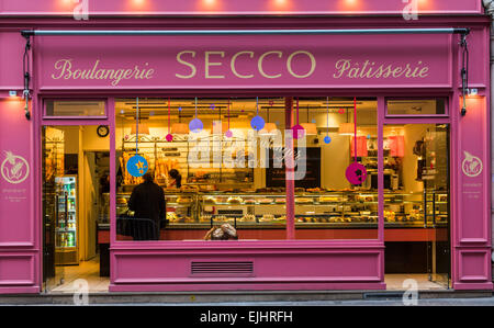 Prodotti da forno e pasticceria con persone che acquistano il pane, Parigi, Francia Foto Stock