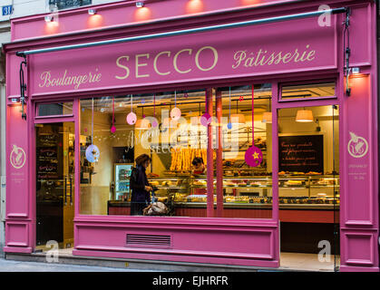 Prodotti da forno e pasticceria con persone che acquistano il pane, Parigi, Francia Foto Stock