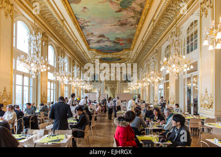 Ristorante ornato del museo di Orsay a Parigi, Francia, con diners Foto Stock