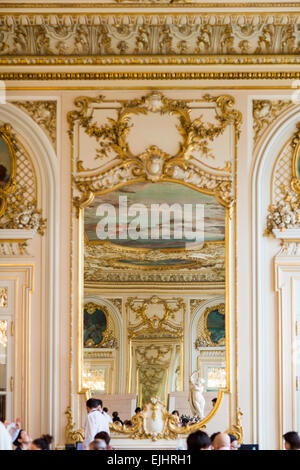 Ristorante ornato del museo di Orsay a Parigi, Francia, con diners Foto Stock